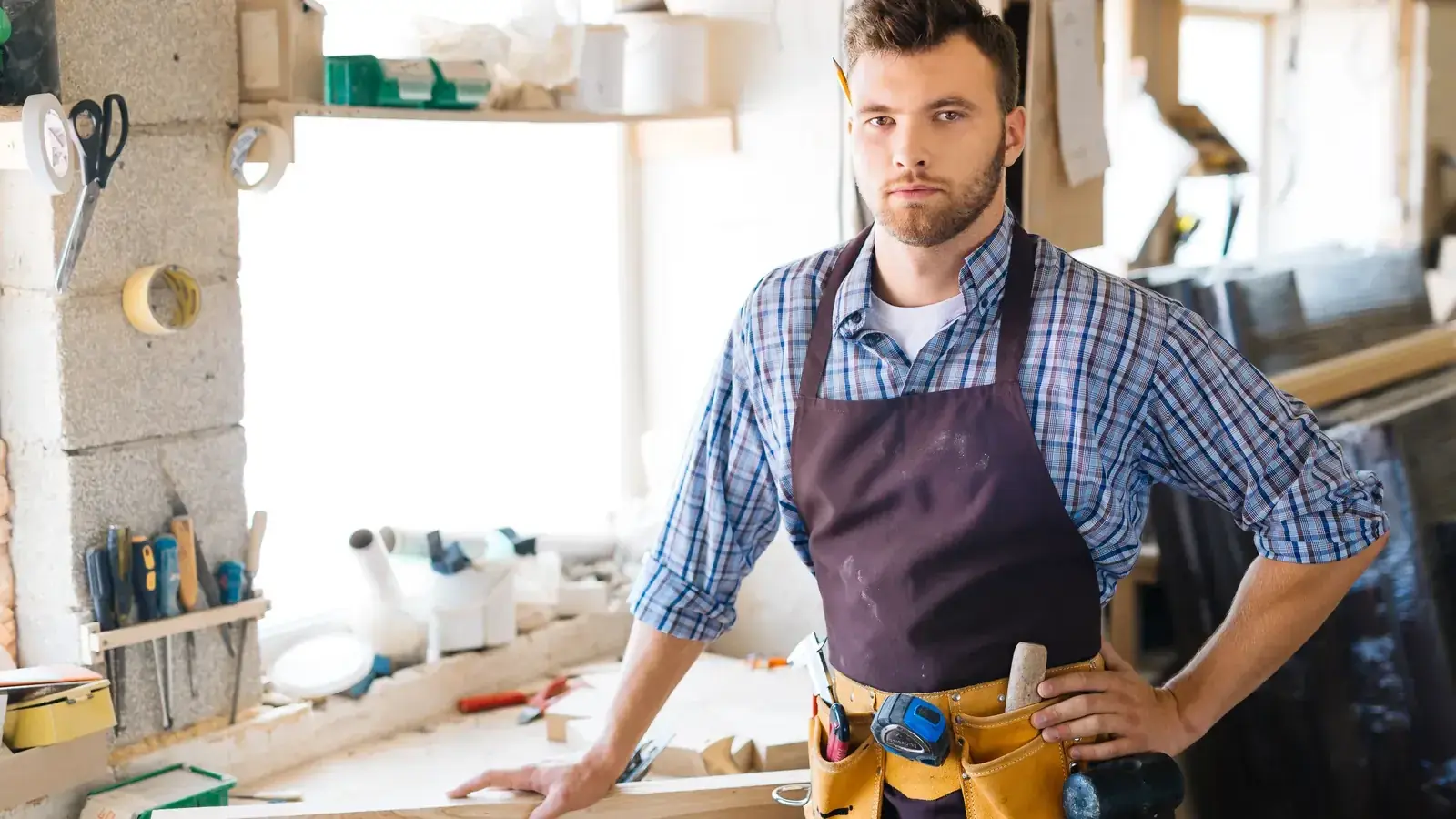 Rachat de crédit auto entrepreneur : un artisan menuisier dans son atelier