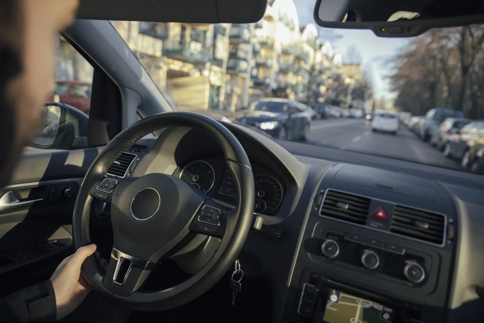 Rachat de crédit voiture : la route vue depuis l'habitacle d'une voiture