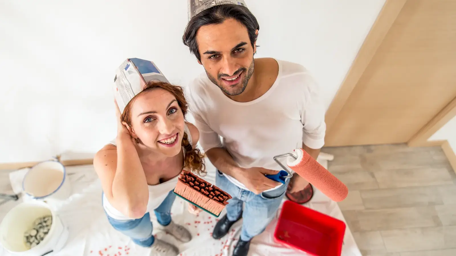 Rachat de crédit travaux : un couple qui repeint une pièce de son logement