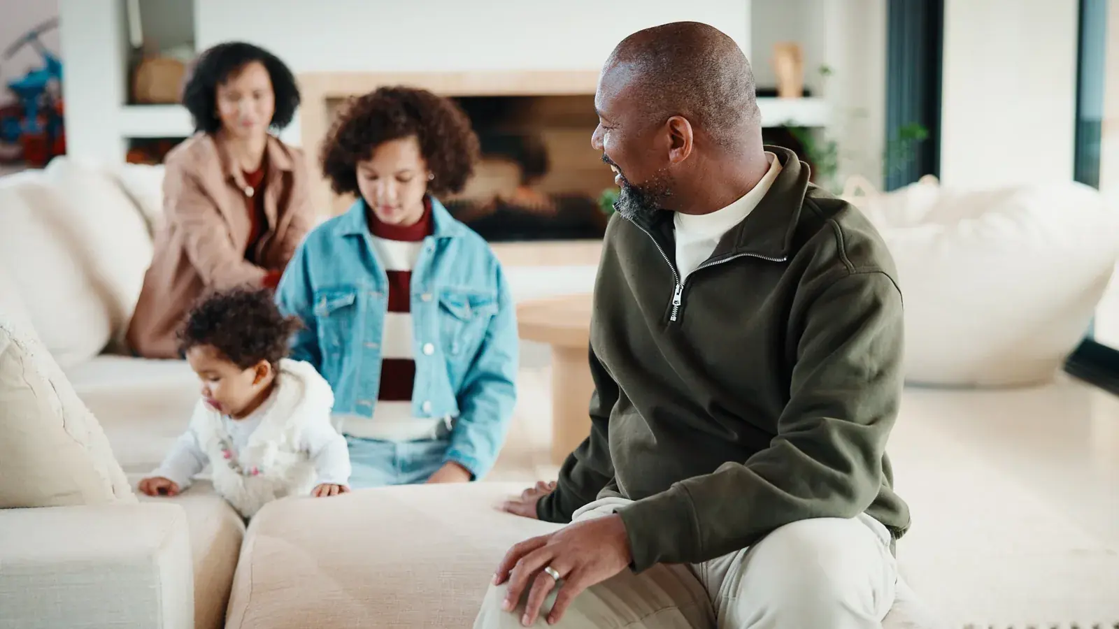 Rachat de crédit locataire : une famille réunie dans le salon d'une maison lumineuse