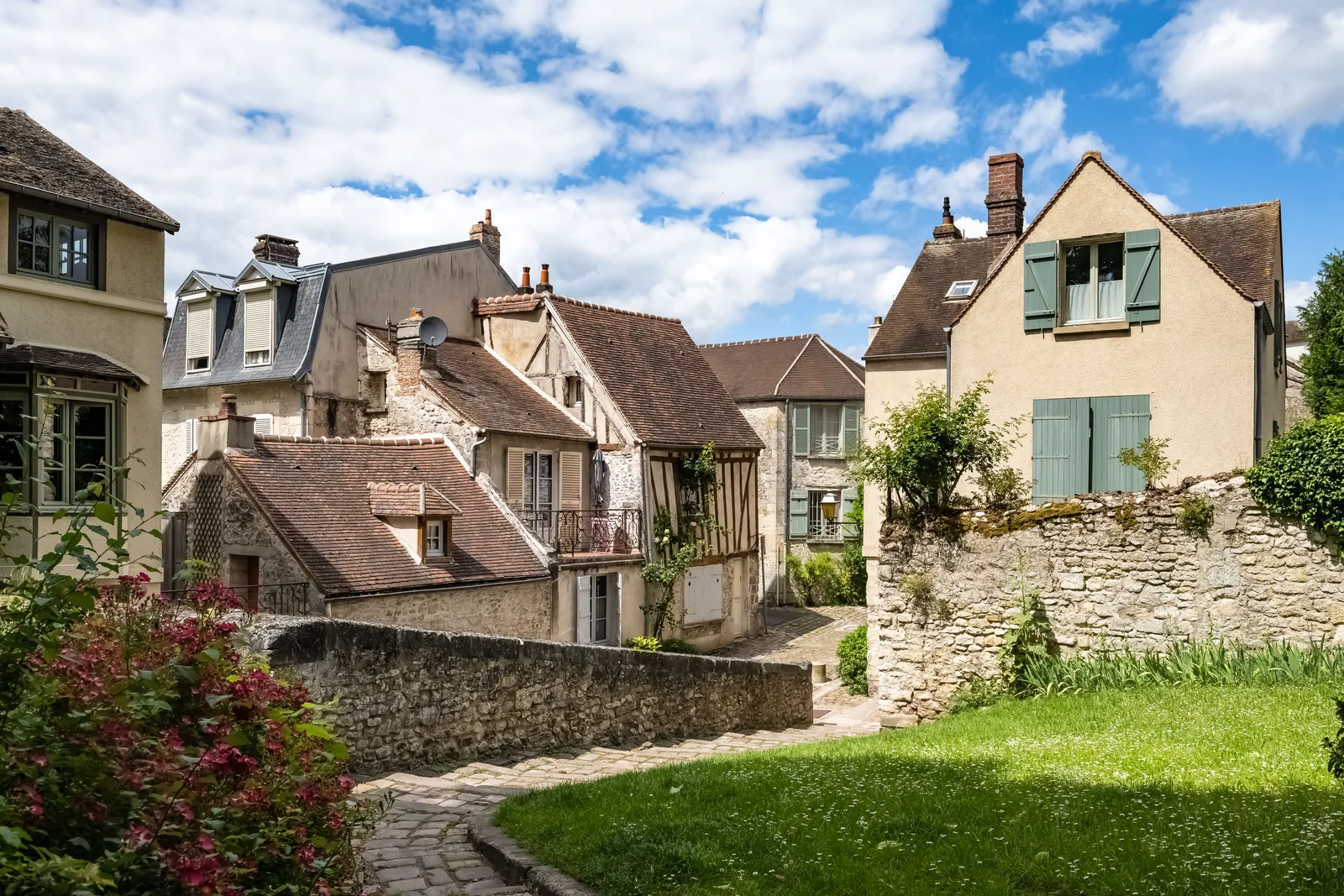 Rachat de crédit : les toits d'une petite ville française au soleil